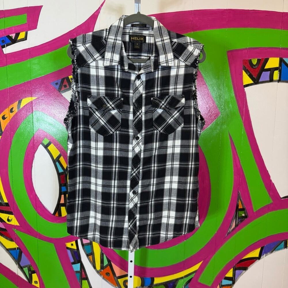 Helix, Black and White Plaid Sleeveless Shirt. Size Medium. Excellent condition!